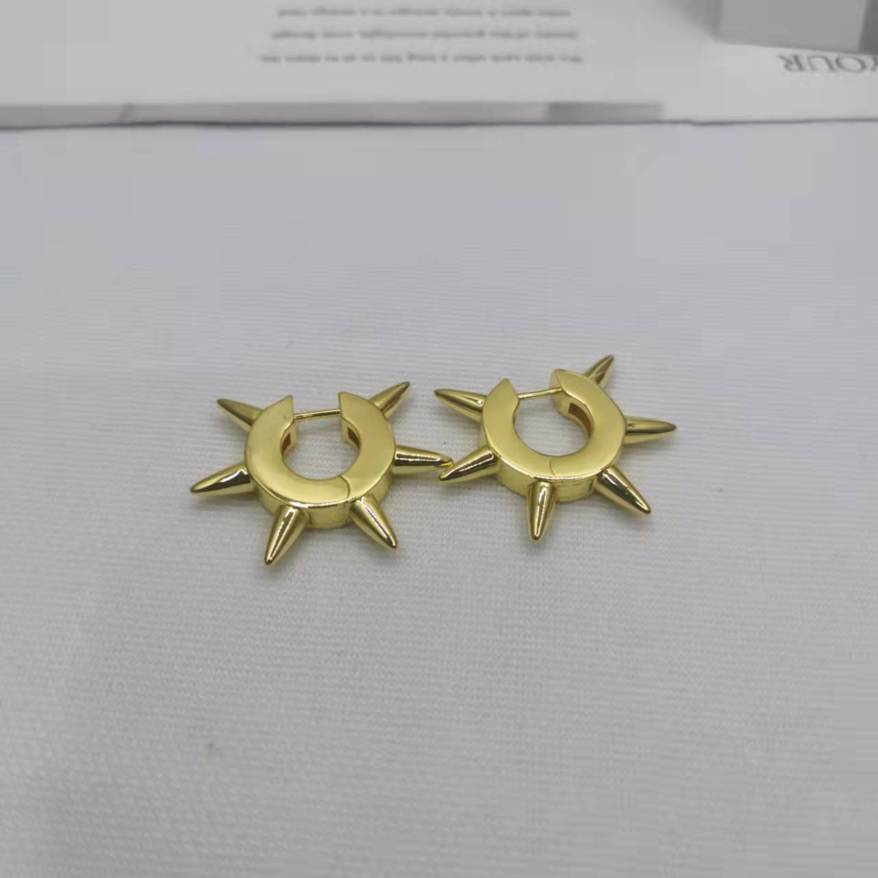 巴黎家21新款六角柳丁耳环女高级感个性朋克风几何形光面气质耳扣