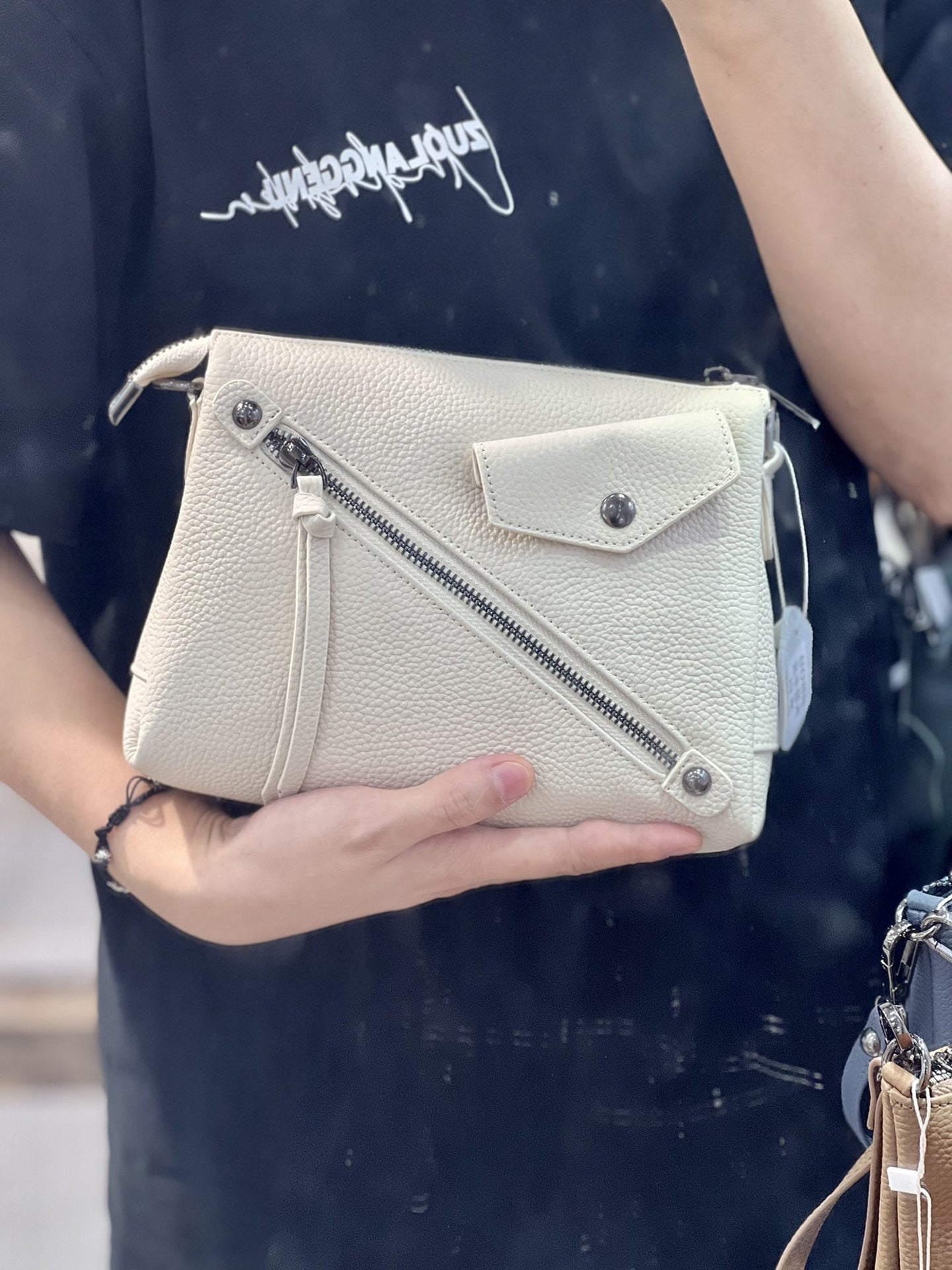 潮牌机车风格斜挎包女百搭大容量单肩小方包包黑色真皮厂无痕代发