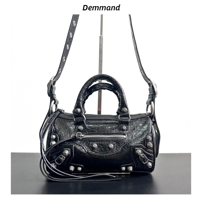 2023新款网红同款时尚百搭暗黑机车铆钉设计小托特手提斜挎包包女