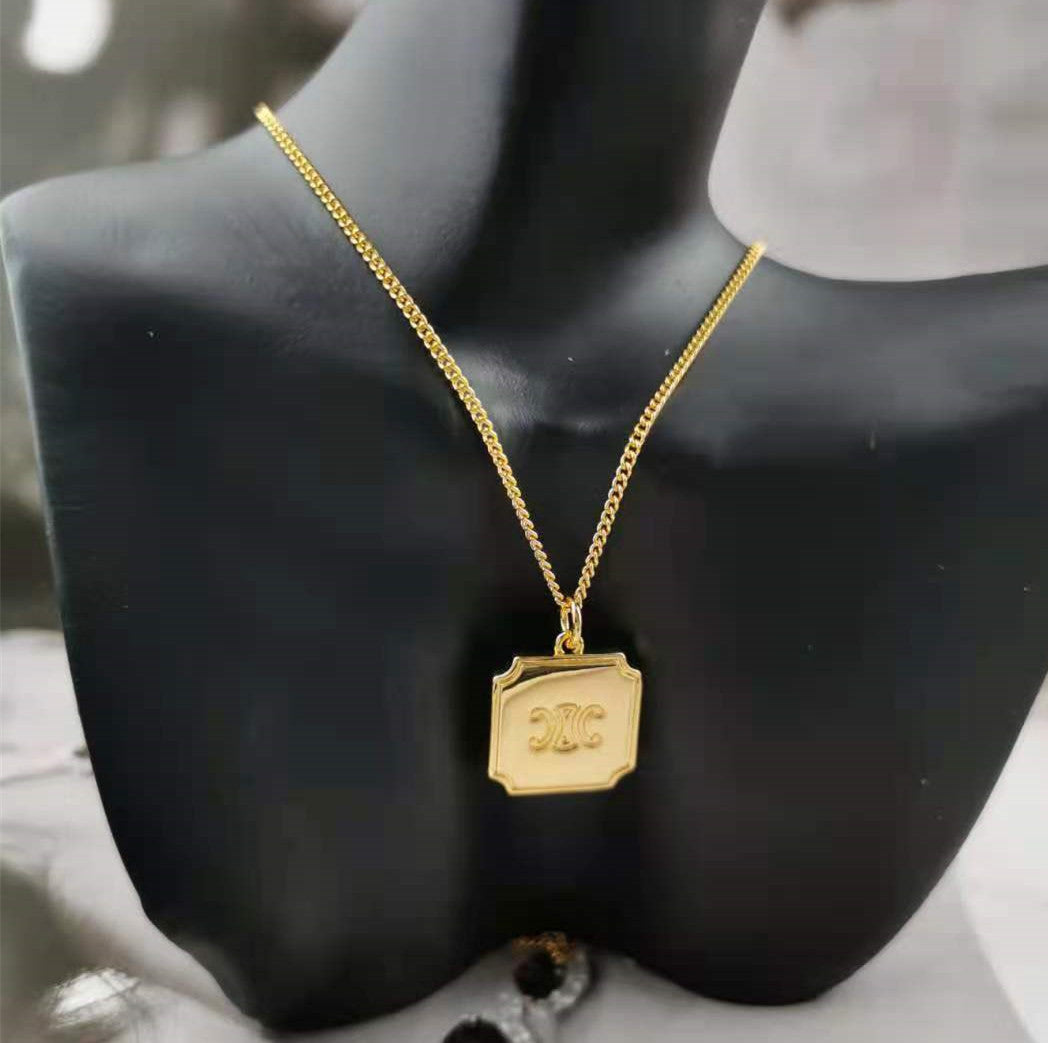 赛家新款凯旋门锁骨链金色方牌复古法式欧美风气质盾牌项链女