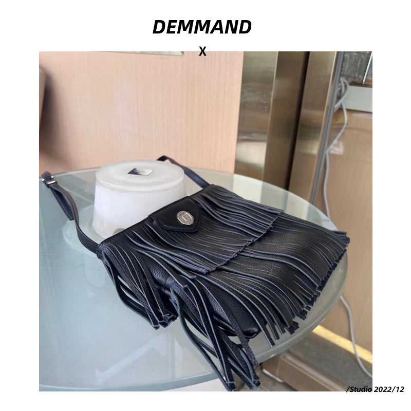 今年流行包包女2023新款潮百搭质感复古流苏包女斜挎包小众设计感