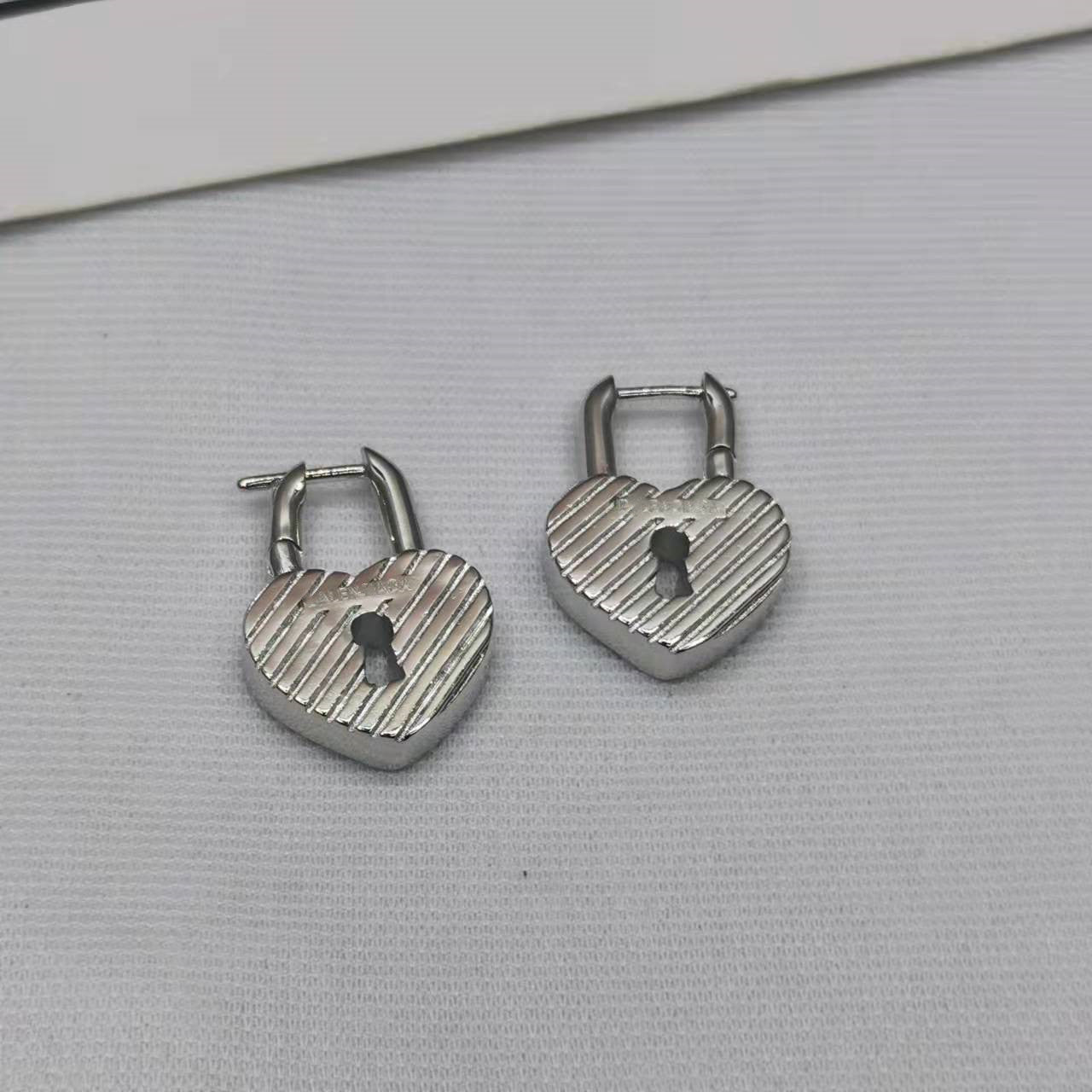 巴黎家21新款心锁耳环女高级感气质镀金几何形心形耳坠爱心耳钉