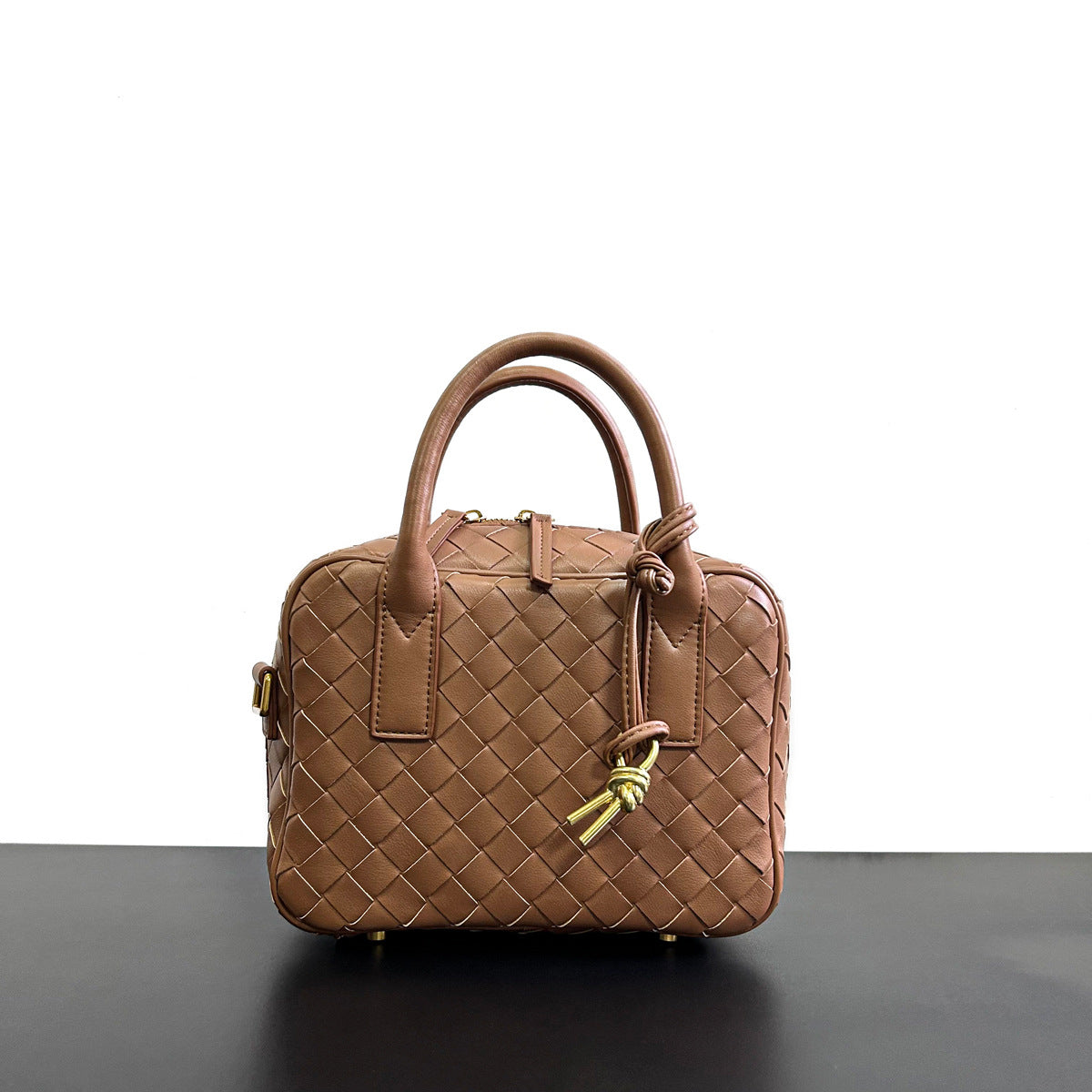 进口2023牛皮编织手提小方包饭盒包斜挎包高级冷波士顿编织小方包