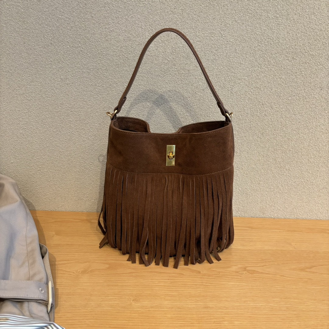 秋冬季复古麂皮绒面包包女2024新款百搭斜挎包流苏磨砂单肩水桶包