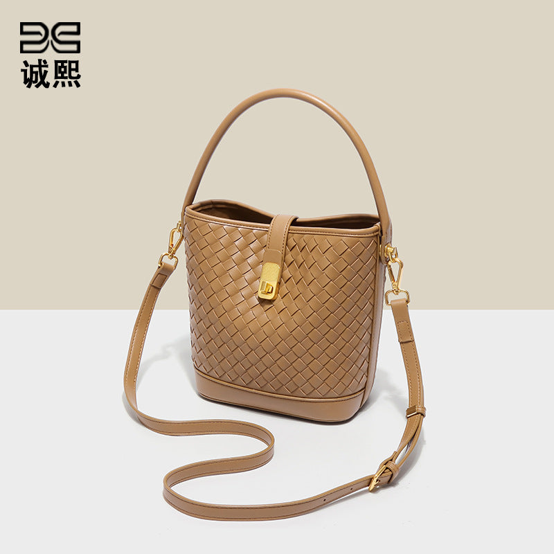 新款夏季水桶包时尚休闲百搭手工编织包通勤大容量手提单肩斜跨包