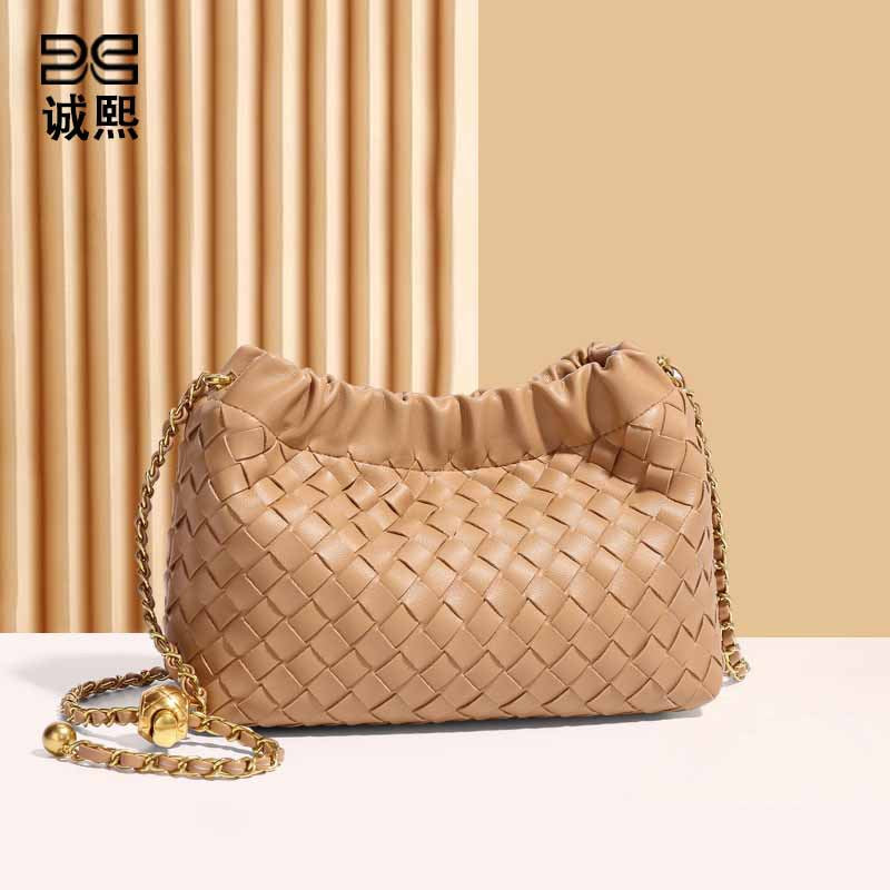 轻奢定制小众云朵包皱褶编织百搭斜挎包仙女纯色链条小金球单肩包