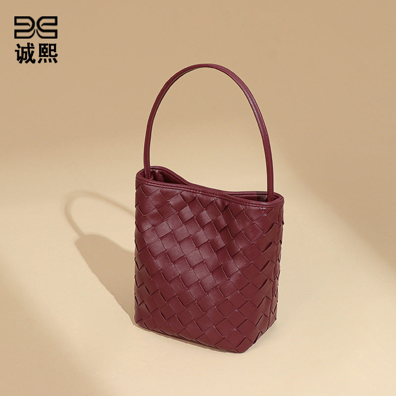 潮流新品手工编织手提女包小巧轻便单肩斜挎包质感纯色迷你水桶包