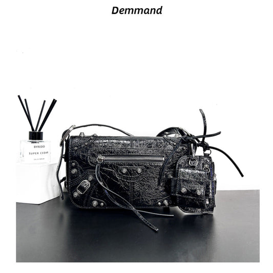 2023春季新款网红同款翻盖机车包复古铆钉休闲百搭相机包斜挎包包