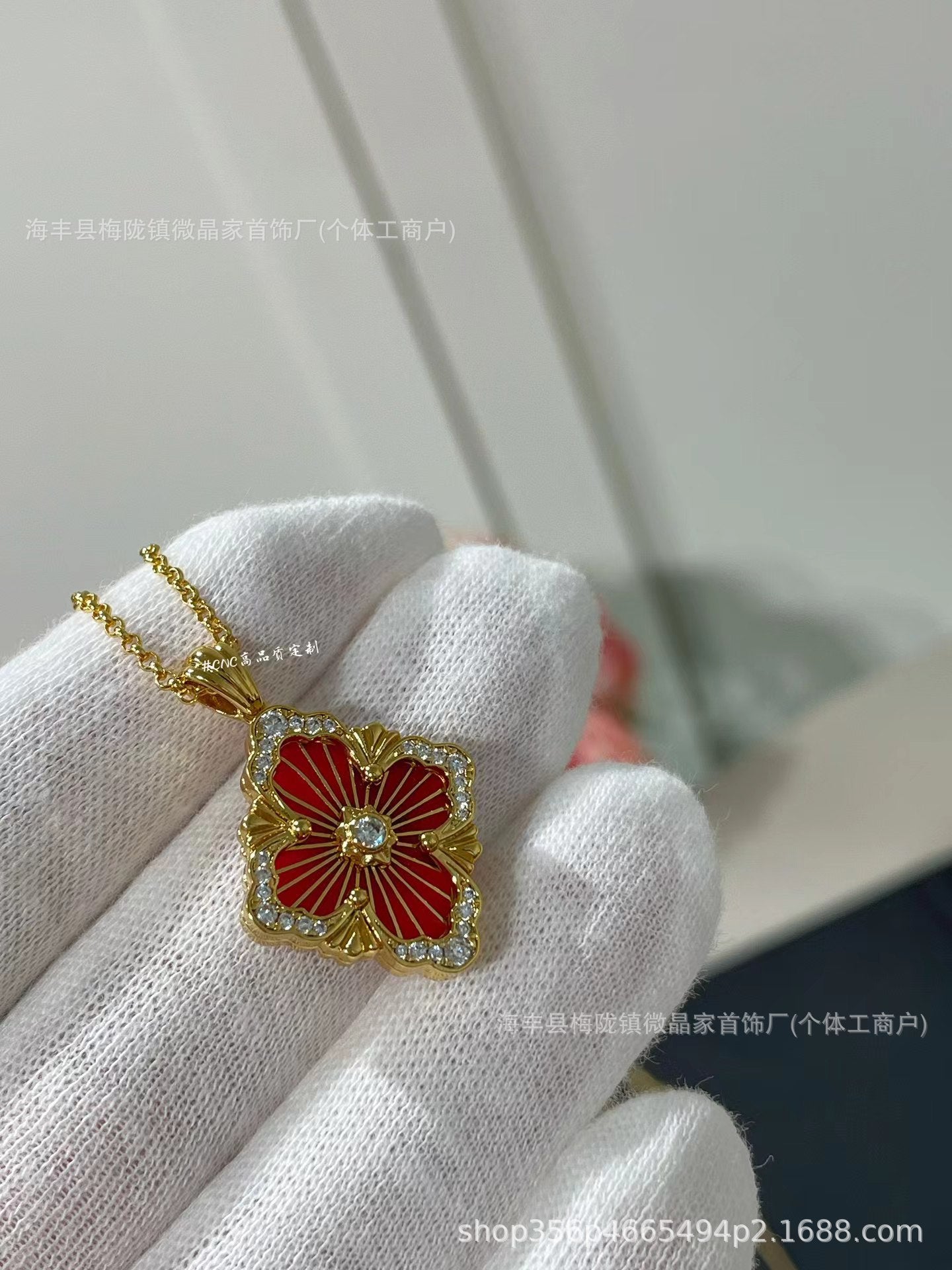 V金歌剧院四叶草项链高品质CNC天河蓝白贝母镶钻opera布契锁骨链