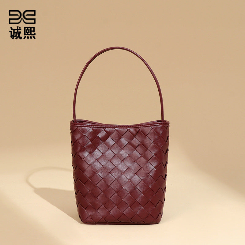 潮流新品手工编织手提女包小巧轻便单肩斜挎包质感纯色迷你水桶包