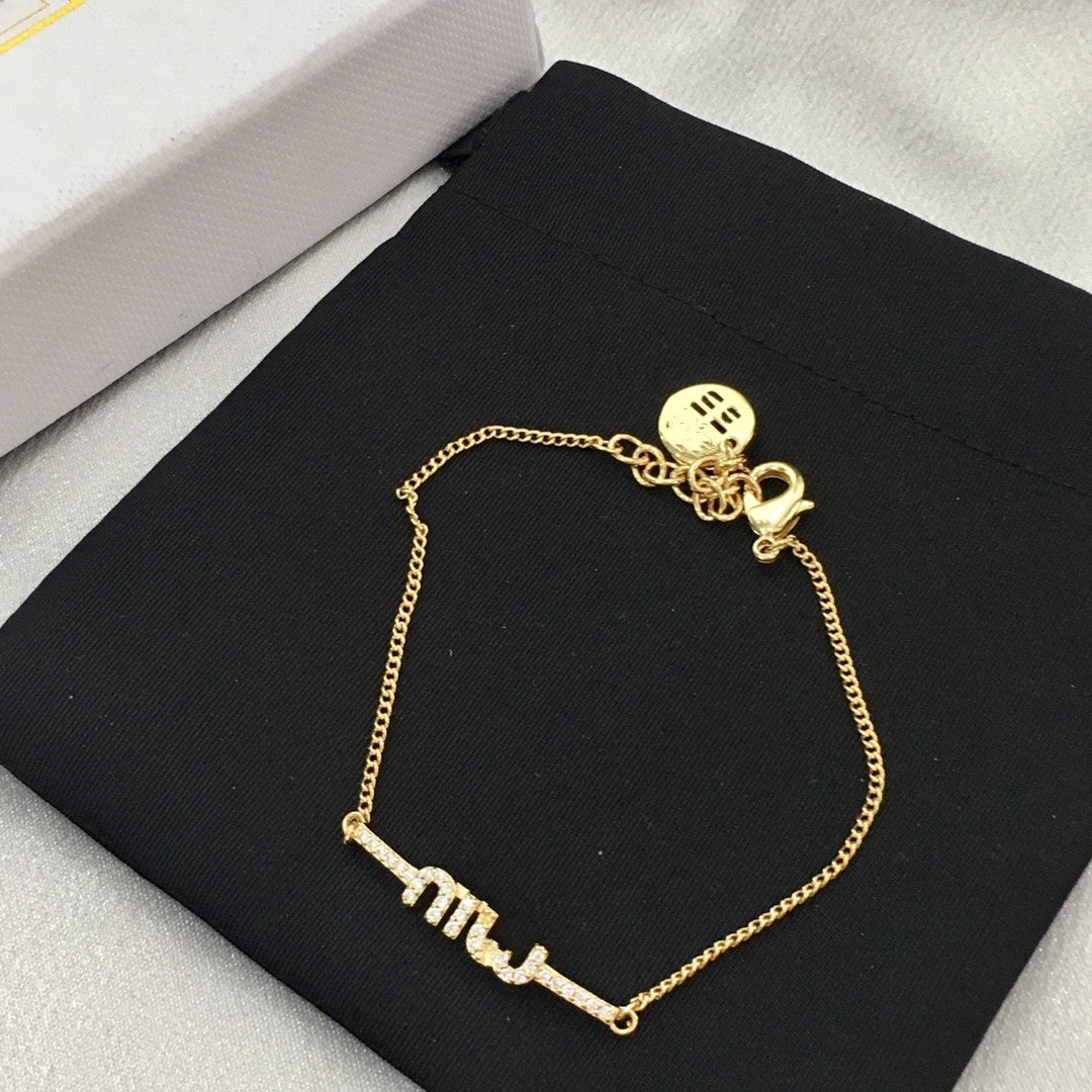 缪家新款MIU字母手链女黄铜镀金镶钻时尚轻奢风高级感满钻手环