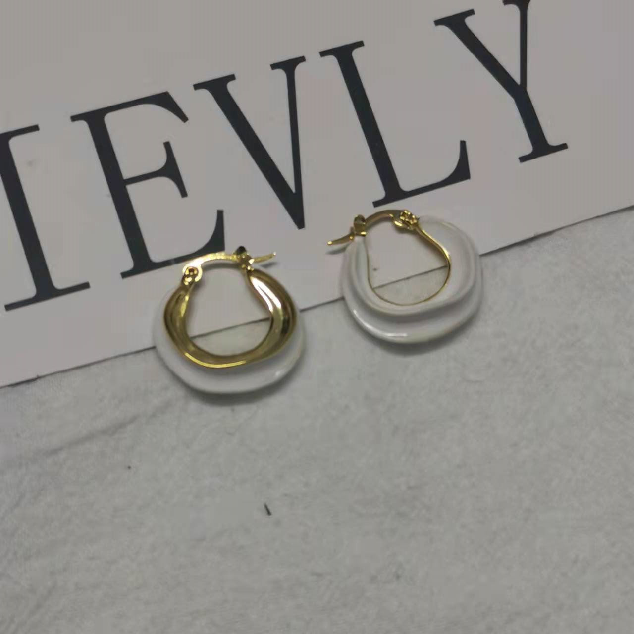 赛家新款celin秀创意彩色珐琅小号金色饰面黄铜圈式扭曲圆圈耳环