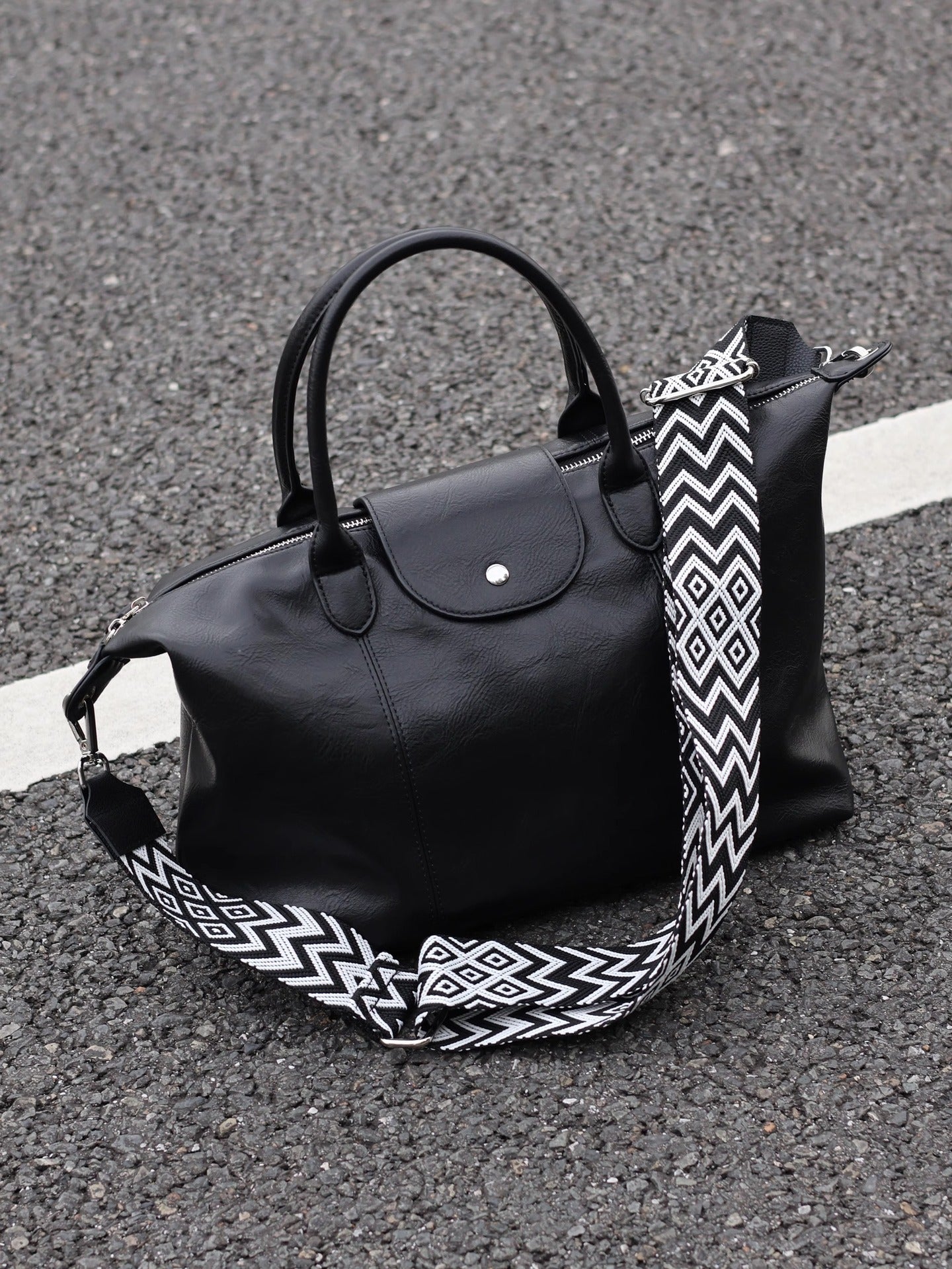 高级感斜挎饺子包黑色男女同款手提托特包百搭通勤休闲包无痕代发