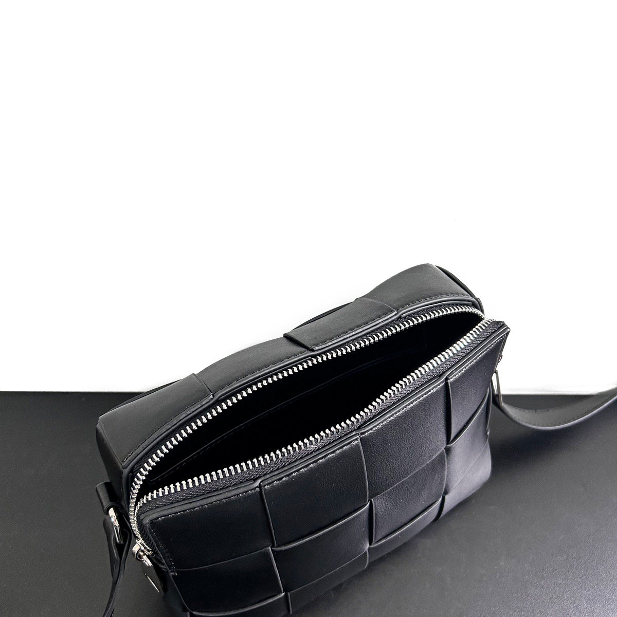 2023秋季新款极简经典大块编织双拉链开合时髦百搭单肩斜挎相机包