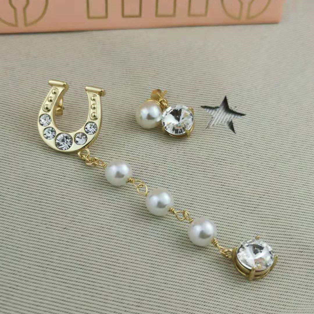 缪家新款U字母珍珠耳钉马蹄扣高级感ab款耳环镶钻长款不对称耳钉