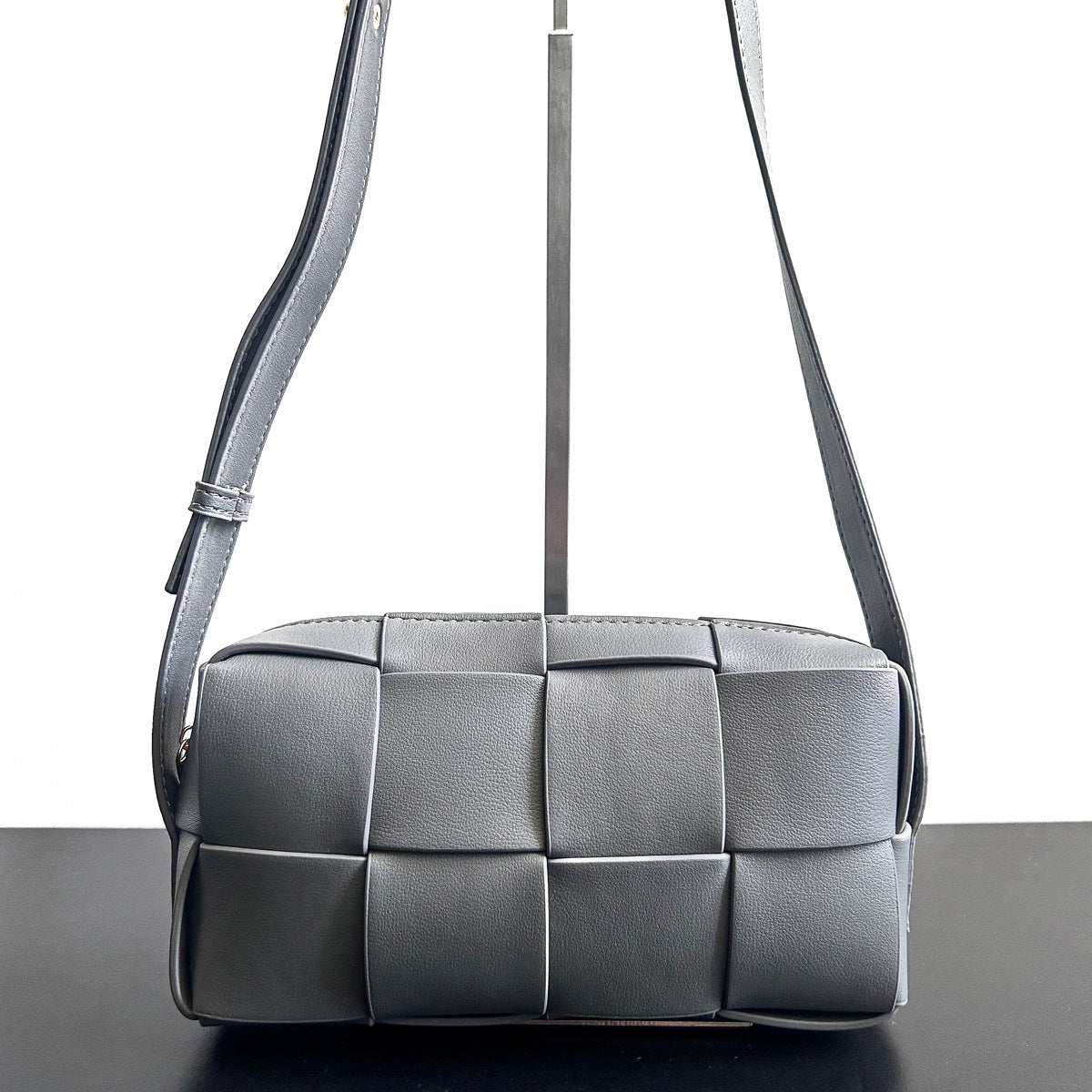 高级感包包女春夏百搭2023新款时尚单肩斜挎包流行爆款编织枕头包