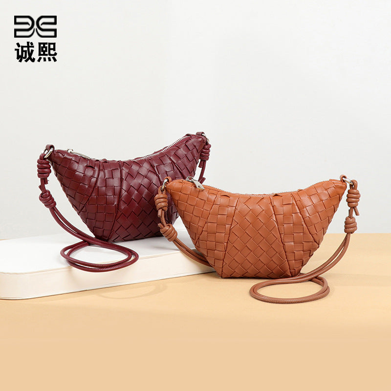 个性潮流新款手工编织牛角包时尚高级感单肩包复古质感软皮斜挎包