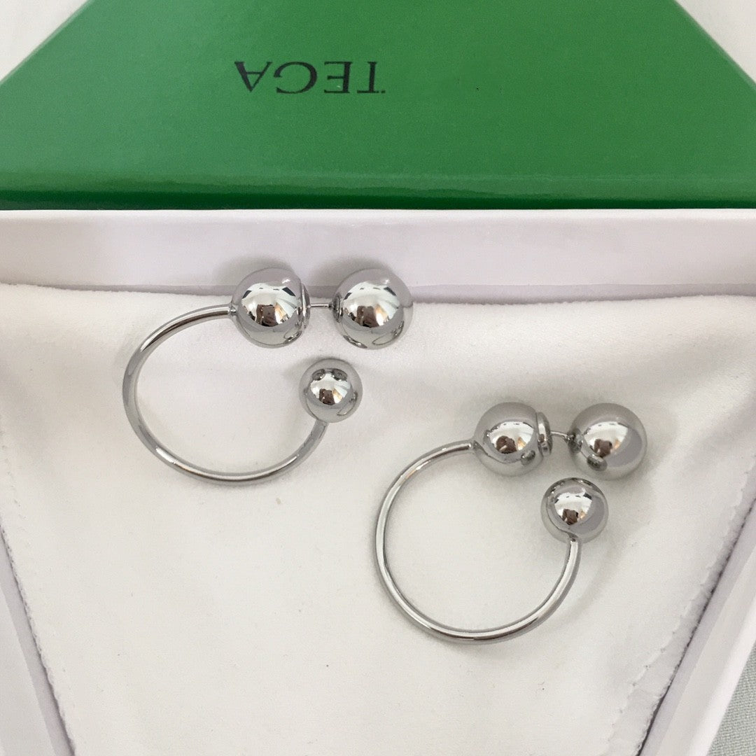 BV家22新款圆珠耳钉女环形气质极简欧美风后挂式光面几何大耳环