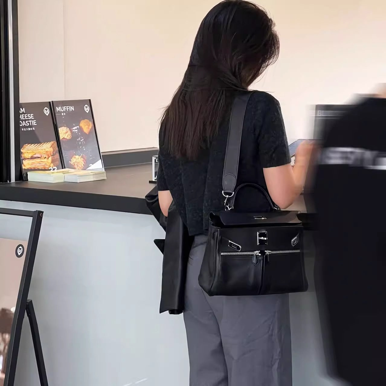 百搭通勤单肩斜挎包宽肩带凯莉包手提包真皮大容量单肩斜挎包女