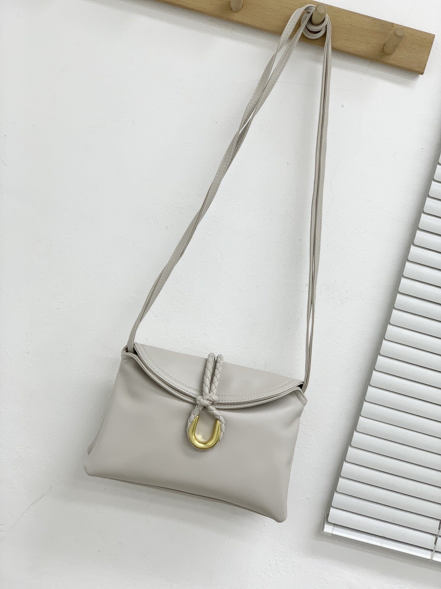 24新款植鞣牛皮编织绳扣女包单肩斜挎包高级质感女手拿腋下包包