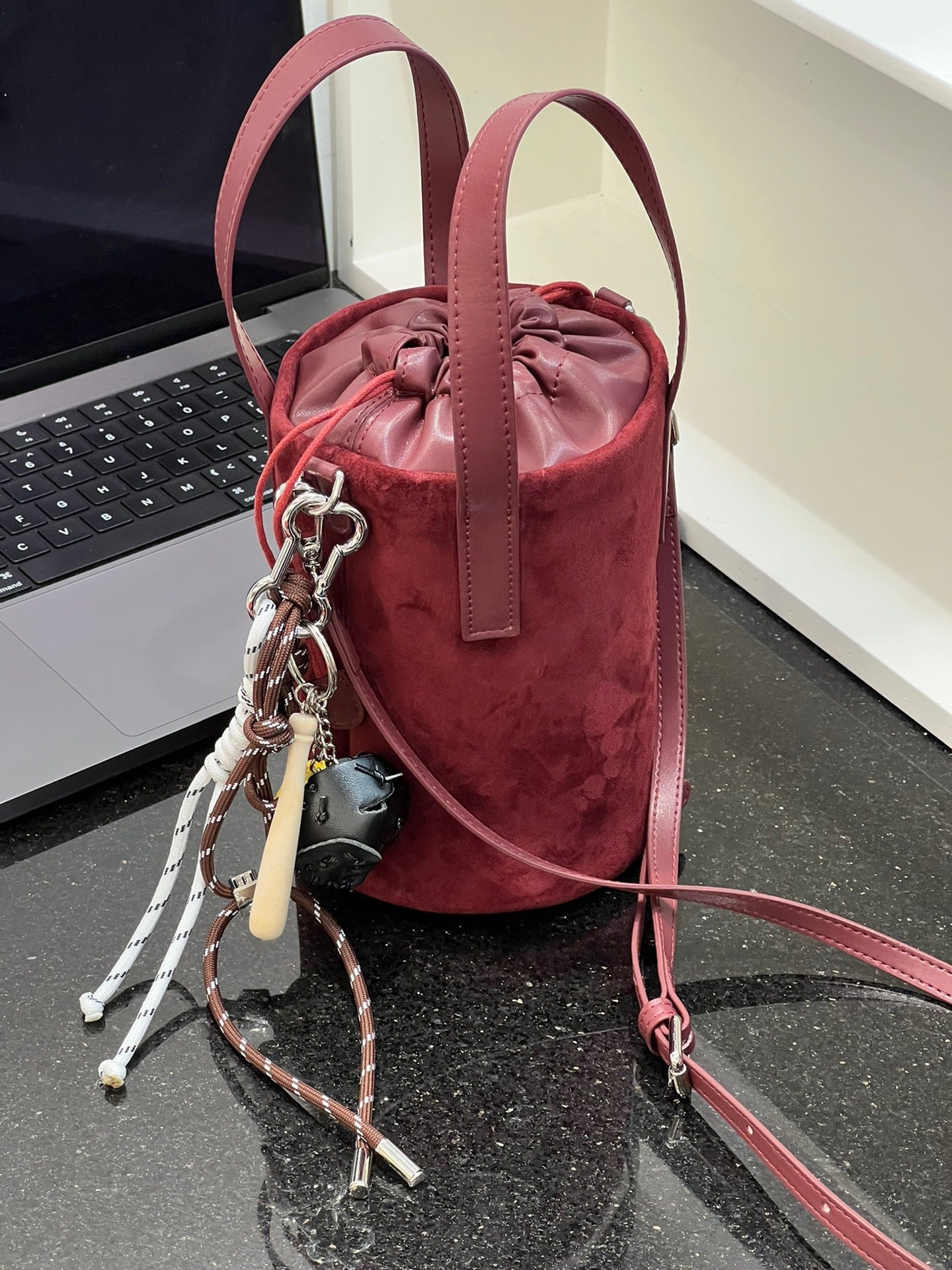 头层磨砂麂皮水桶包女2024秋冬新款高级质感真皮手机包百搭斜挎包