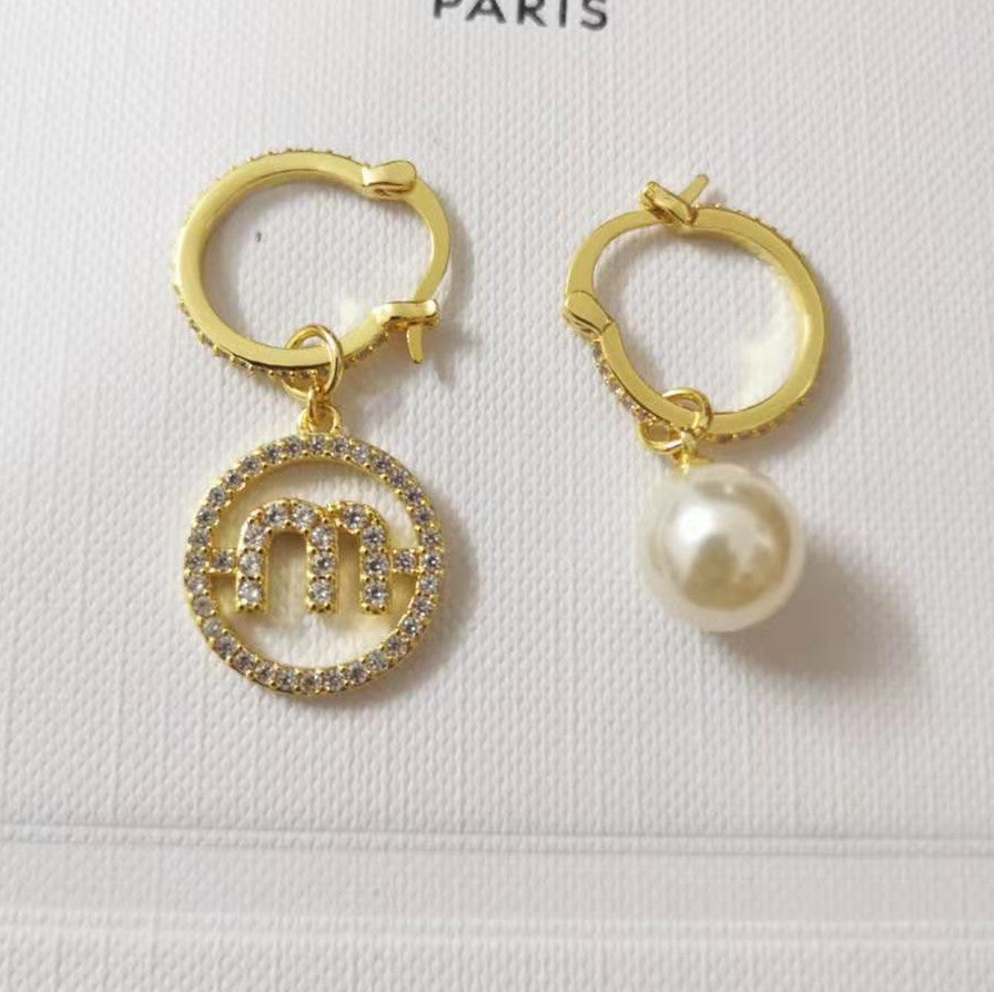 缪家新款水晶镶钻珍珠M字母耳圈可拆卸满钻时尚ins风不对称耳环