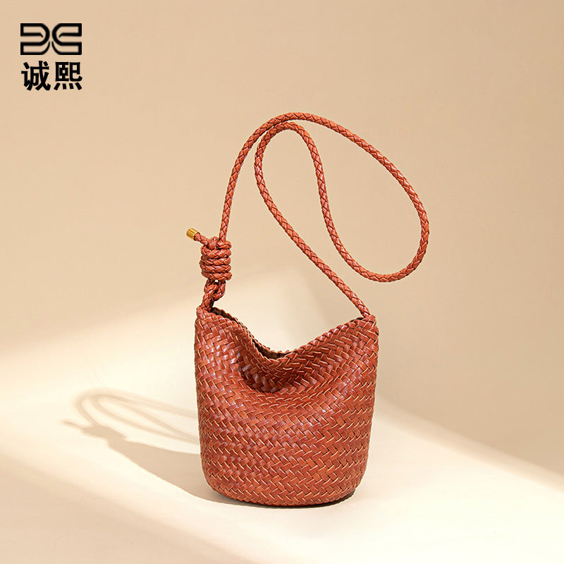 新款复古手工编织包包女时尚潮流单肩斜跨包小众设计高级感水桶包
