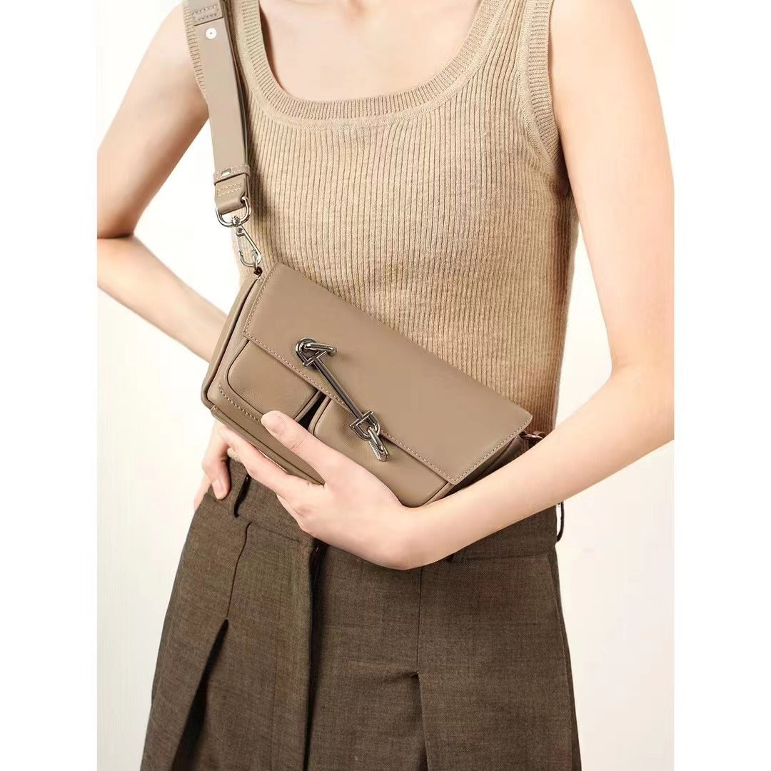 锁扣小众斜挎包 百搭头层牛皮宽肩带潮炸斜挎锁盒mini相机包 批发