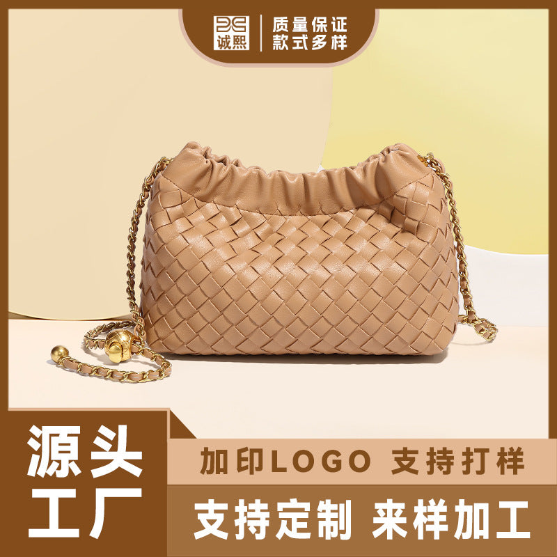 轻奢定制小众云朵包皱褶编织百搭斜挎包仙女纯色链条小金球单肩包