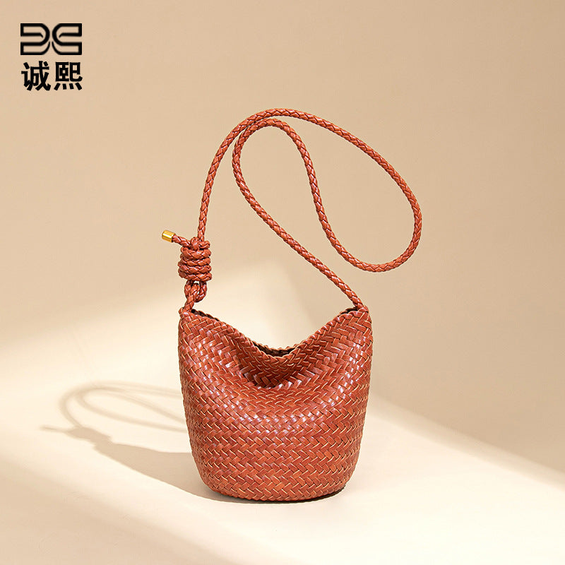 新款复古手工编织包包女时尚潮流单肩斜跨包小众设计高级感水桶包