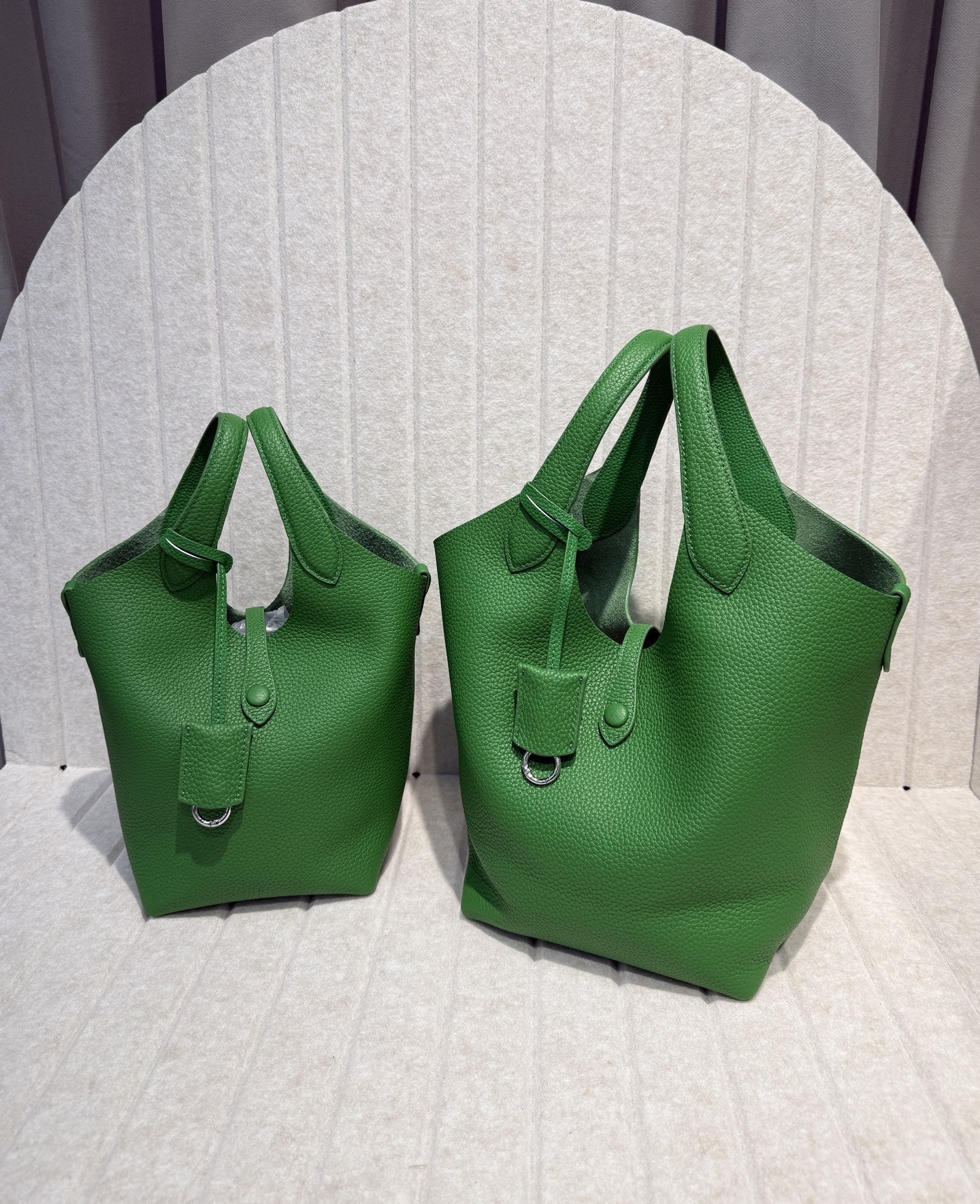 2025新款大容量托特包简约百搭时尚单肩包头层牛皮软腋下包妈咪包