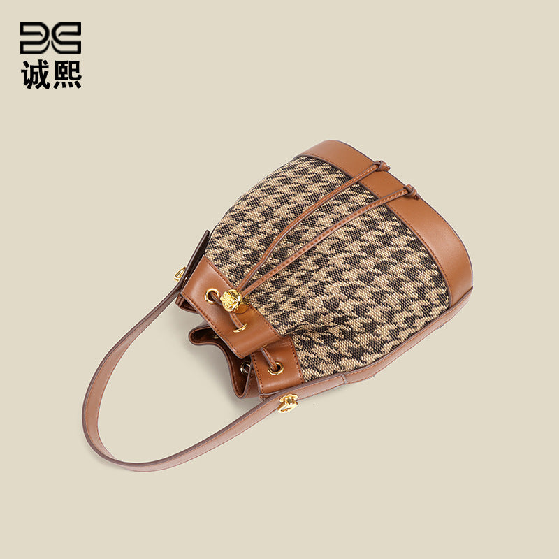 跨境新款高级感时尚单肩斜挎包小众千鸟格水桶包复古大容量手拎包