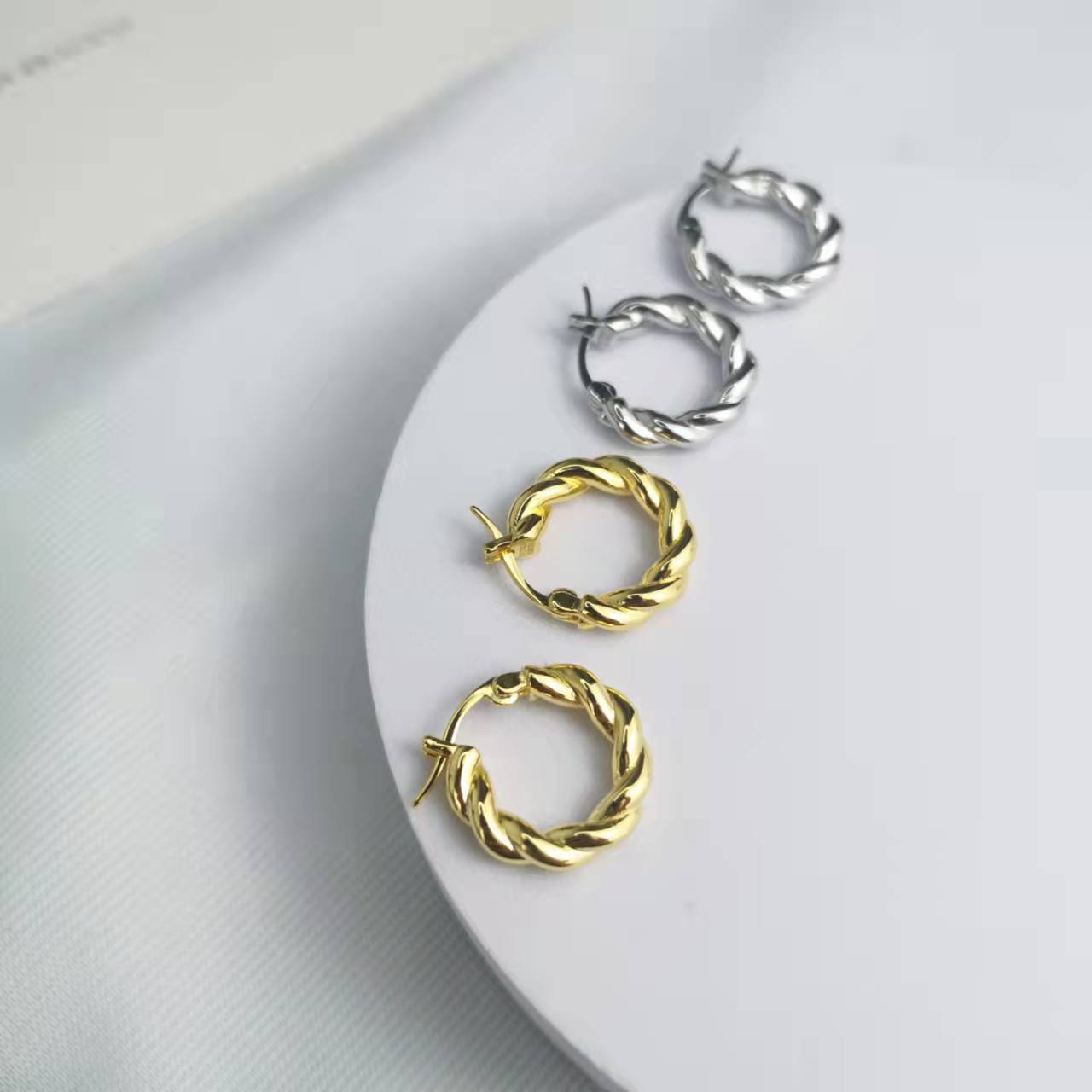 BV家21新款几何形麻花扭绳耳圈女高级感简约光面INS风O形耳环