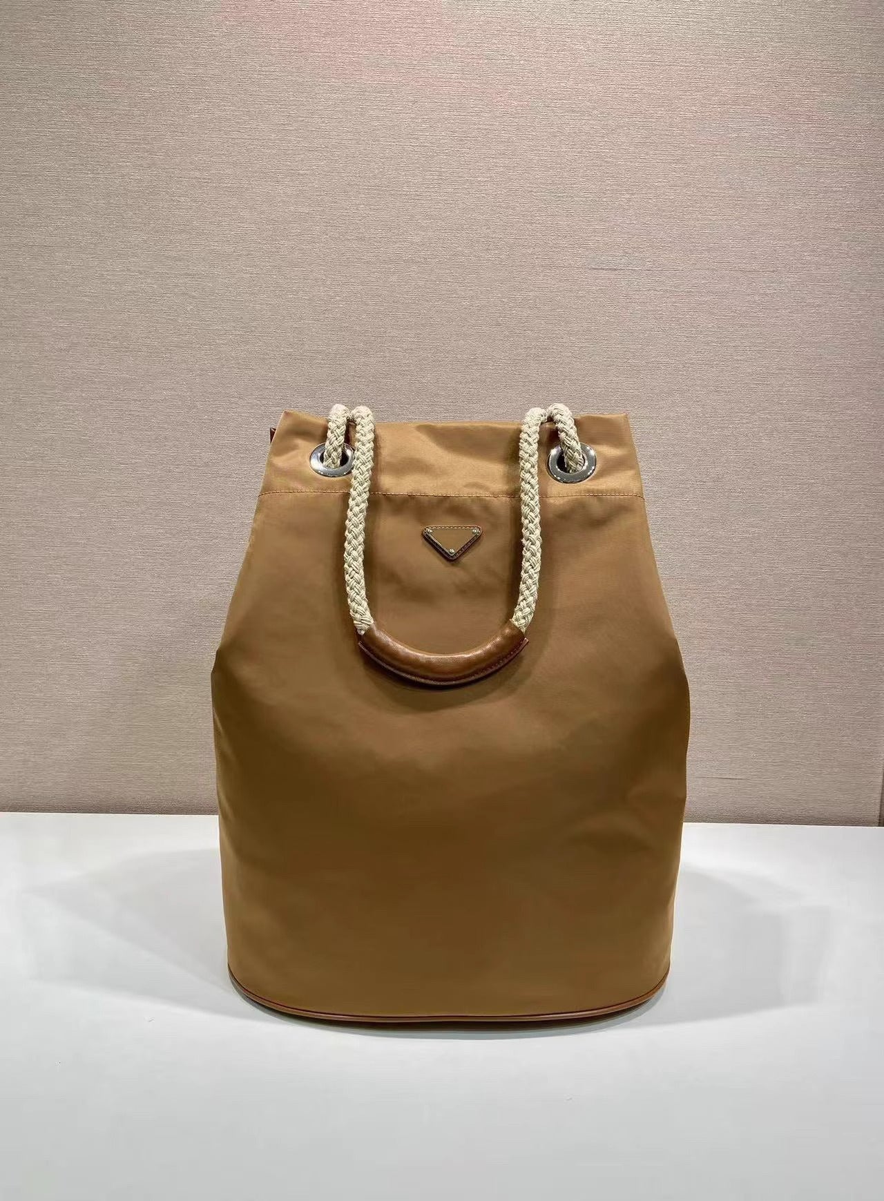 25新款进口防水尼龙抽绳水桶包P家简约时尚大容量手提单肩腋下包