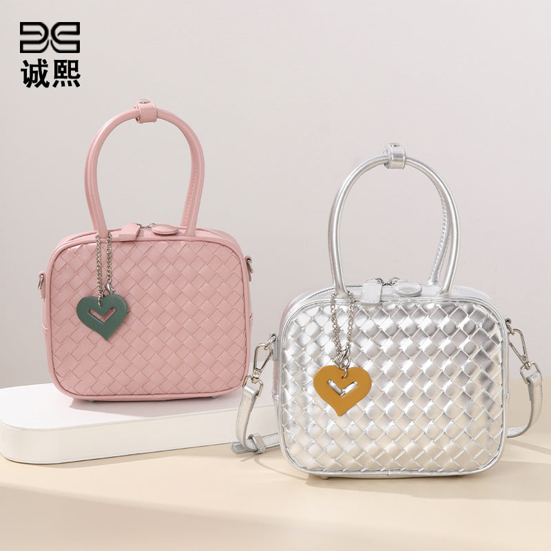 甜妹时尚斜挎女包爱心挂件手拎包化妆包轻便大容量编织单肩枕头包