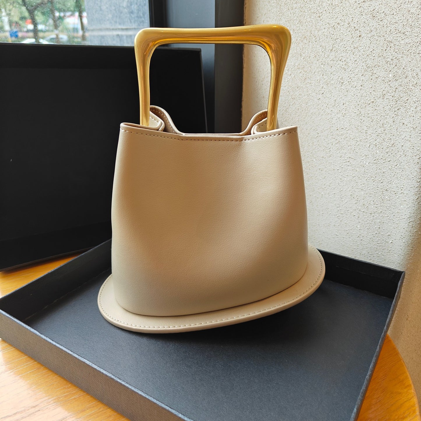 高级质感复古真皮木柄水桶包2024新款不规则小众设计包包休闲百搭