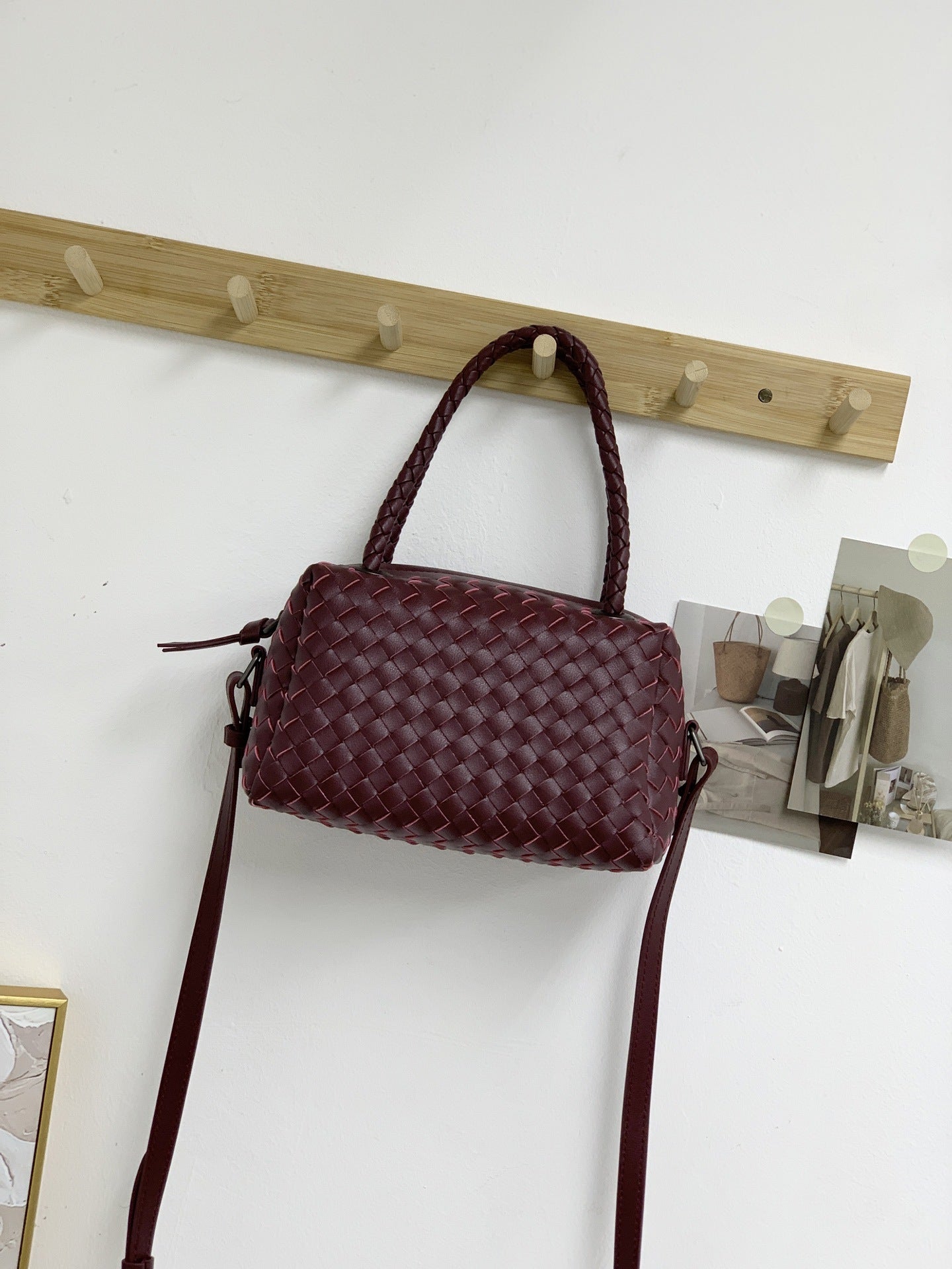 2024新款编织包包女小众高级酒红色手拎单肩斜挎小方包相机枕头包