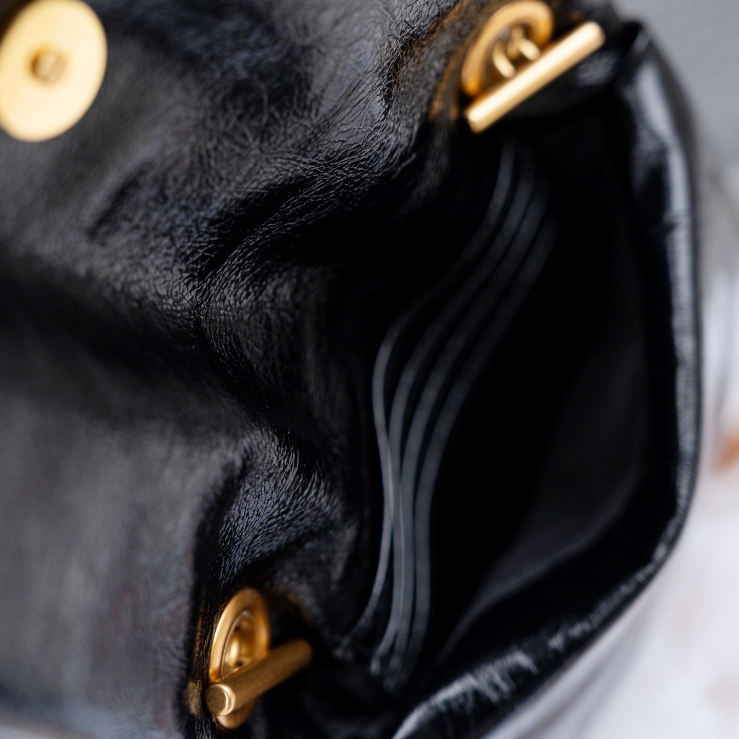 小众设计褶皱羽绒邮差包2025新款大容量甜酷女孩斜挎包单肩大包女