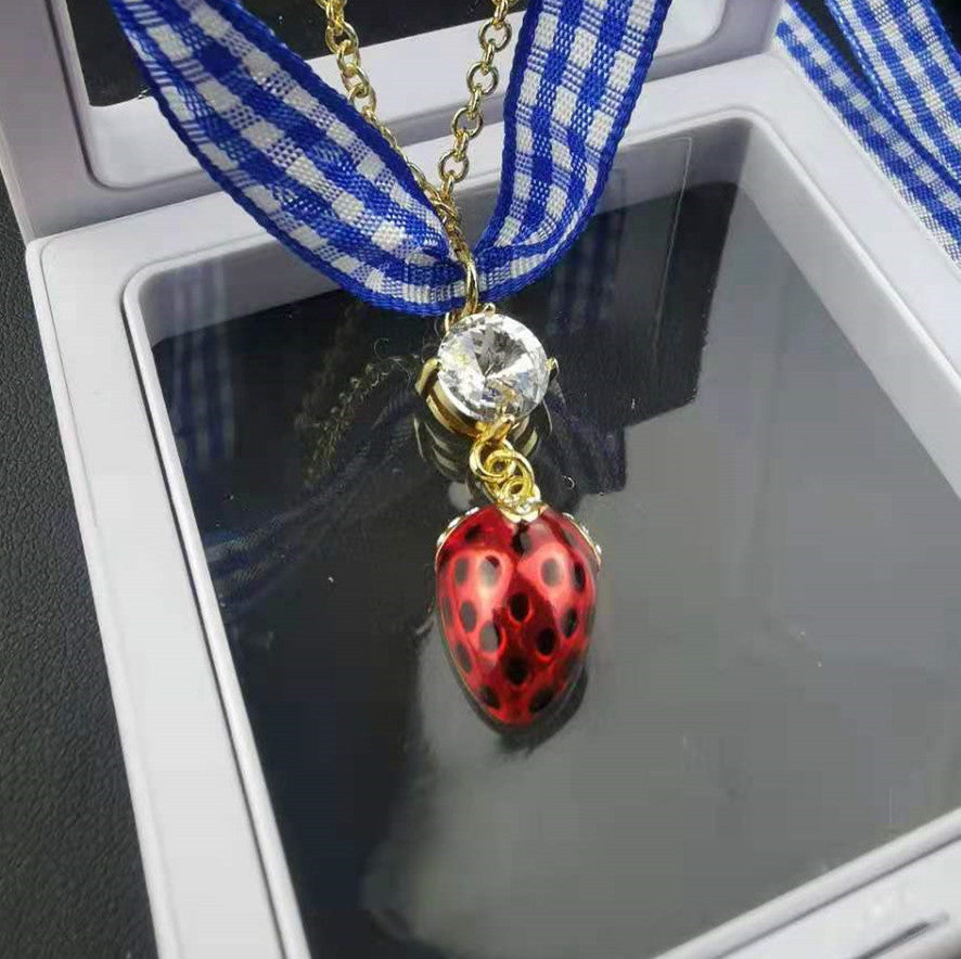 缪家新款项链女草莓镶钻蓝色格子绑带甜美时尚个性一款二戴锁骨链