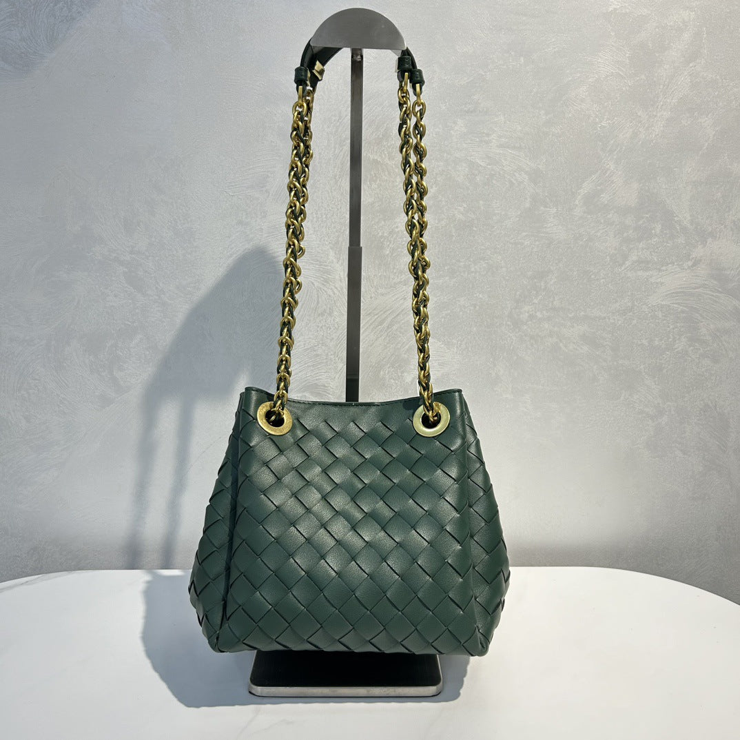 2025新款女士链条降落伞包纯手工真皮编织包百搭通勤单肩斜挎包潮