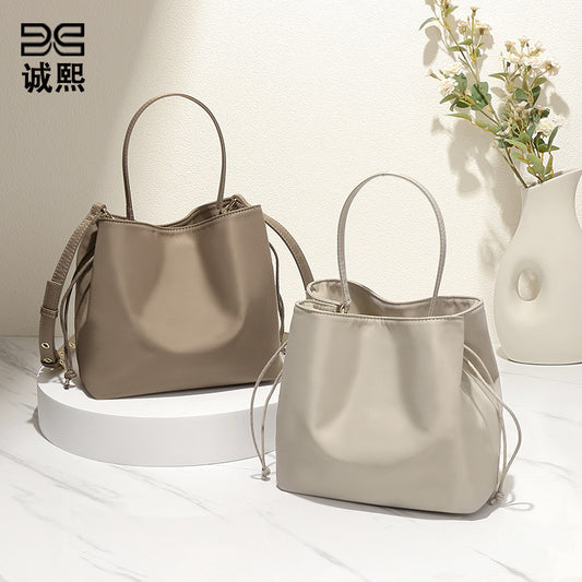 大容量通勤单肩斜挎女包韩国小众防水尼龙包包工厂定制手提水桶包