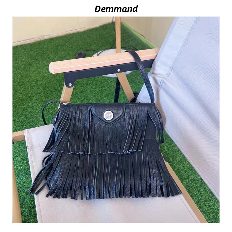 今年流行包包女2023新款潮百搭质感复古流苏包女斜挎包小众设计感