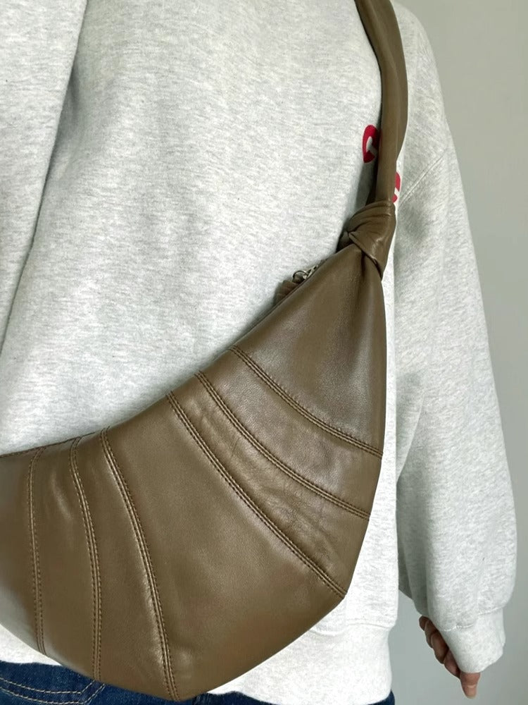 L家牛角包小众羊皮可颂包休闲饺子包真皮小号斜挎流浪胸包 批发