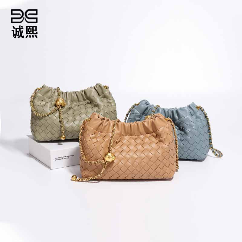 新款包包女皱褶云朵包时尚小金球手工编织包小香风秋季单肩斜挎包