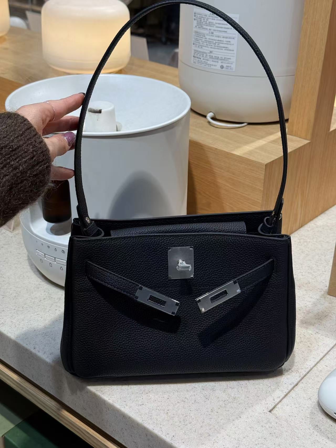 高级感凯莉腋下女包秋冬新款头层牛皮通勤百搭复古单肩斜挎小方包