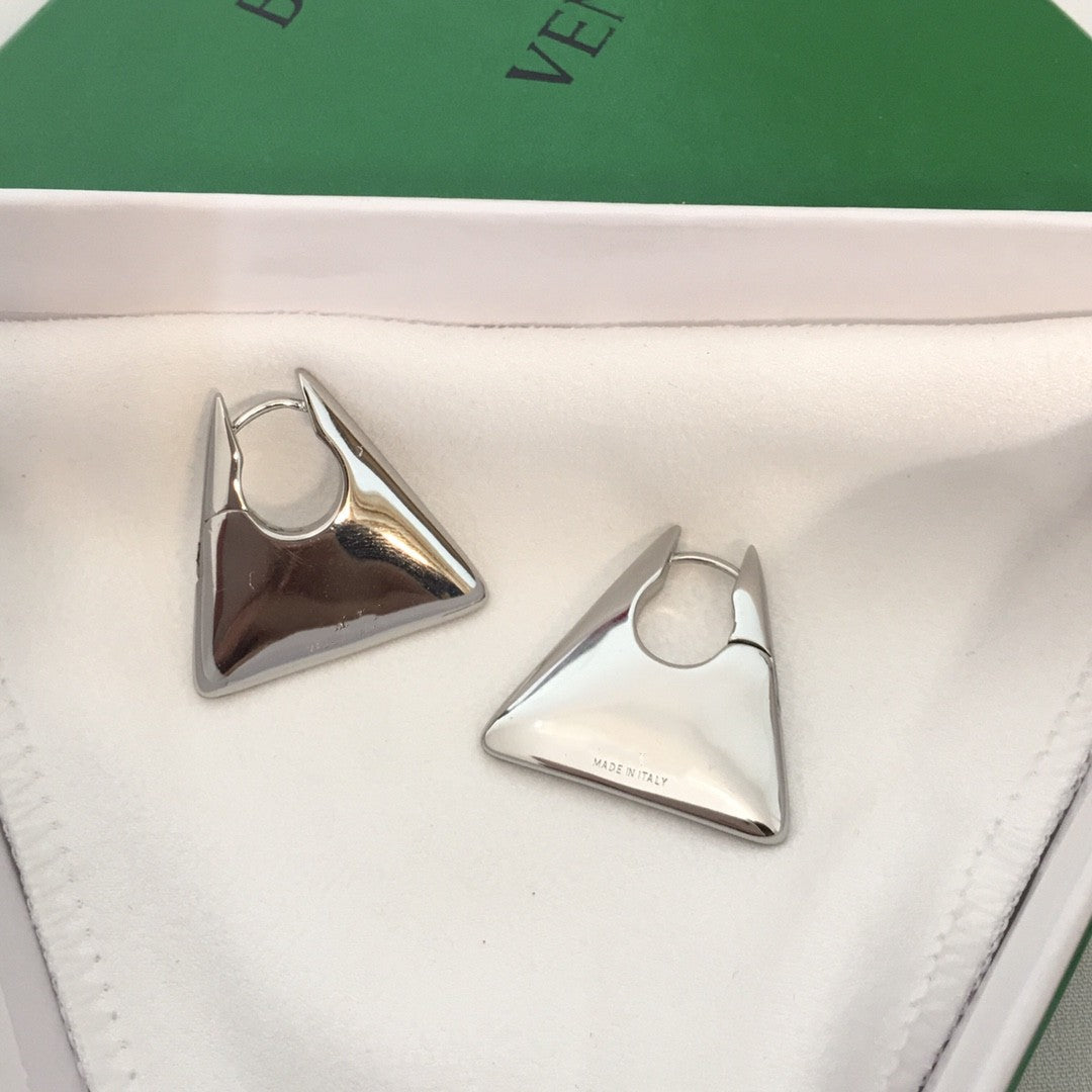 厂家直供BV家2021新款三角形光面耳环高级时髦个性潮光身三角耳环