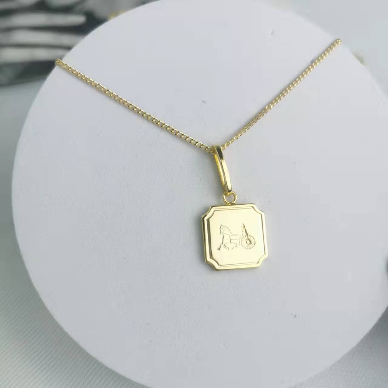 赛家22新款油压马车铭牌项链女气质光面镀金方牌锁骨链celi风颈链