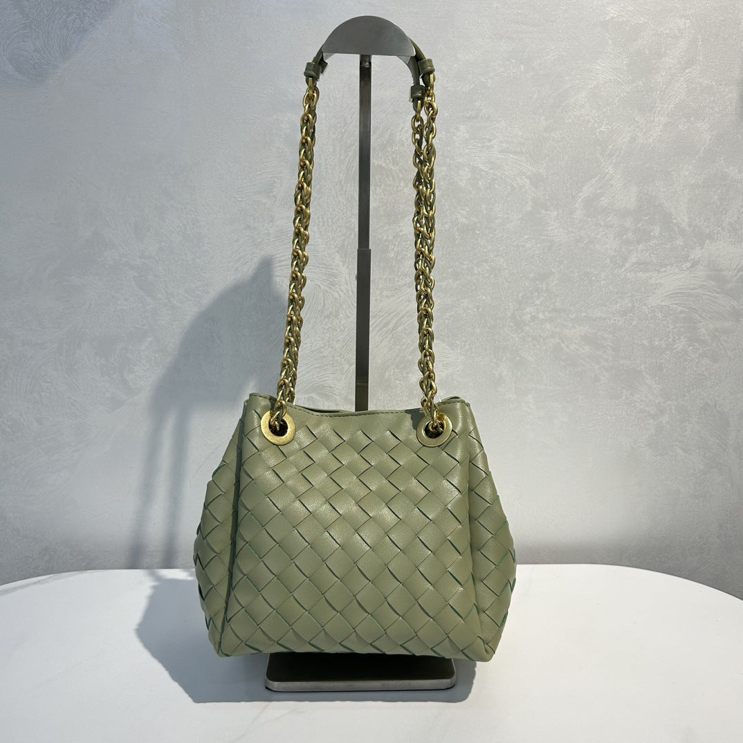 2025新款女士链条降落伞包纯手工真皮编织包百搭通勤单肩斜挎包潮