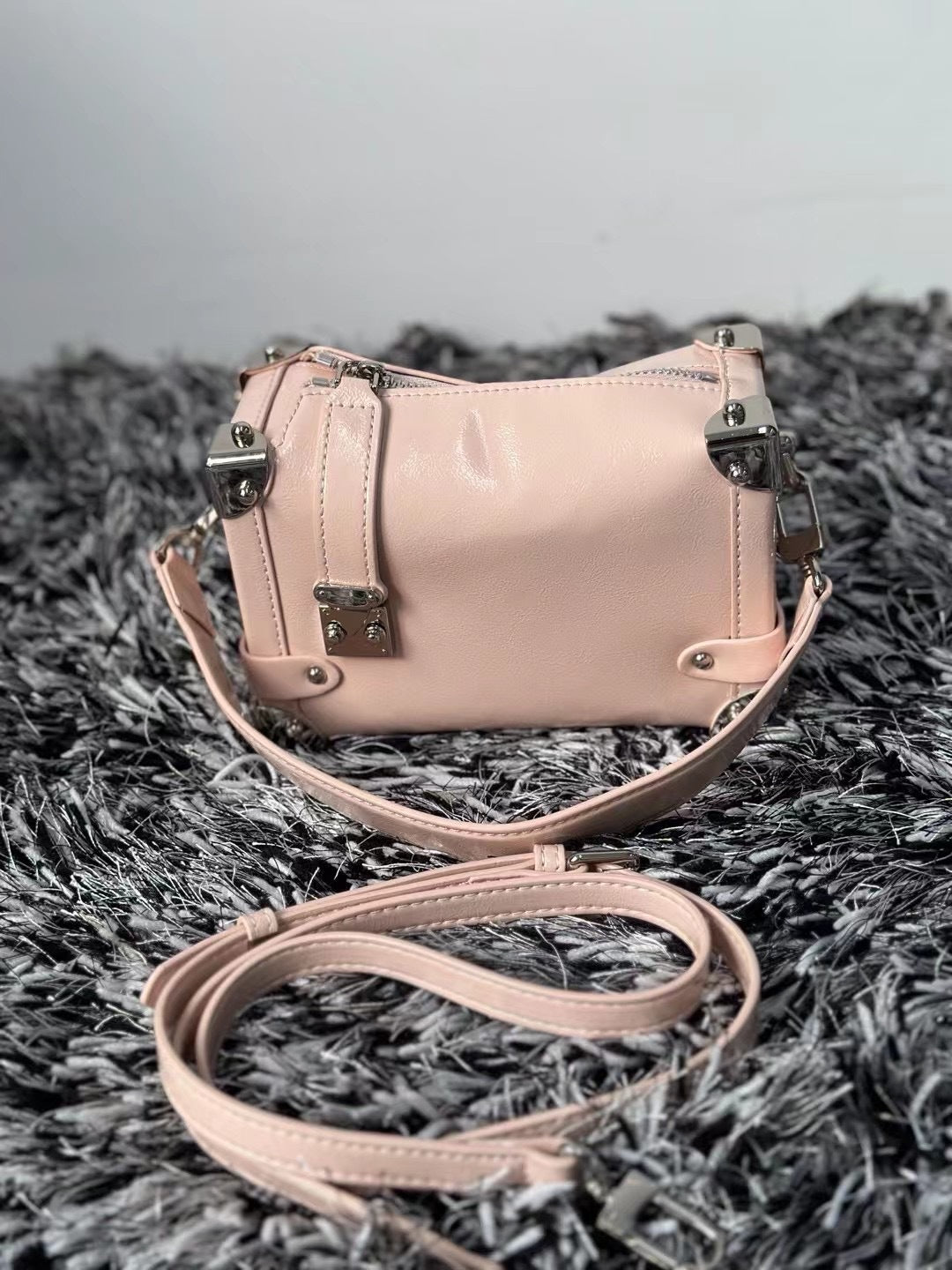 2024真皮手拎盒子包手抓纹褶皱油蜡头层牛皮铆钉机车包斜挎潮酷包