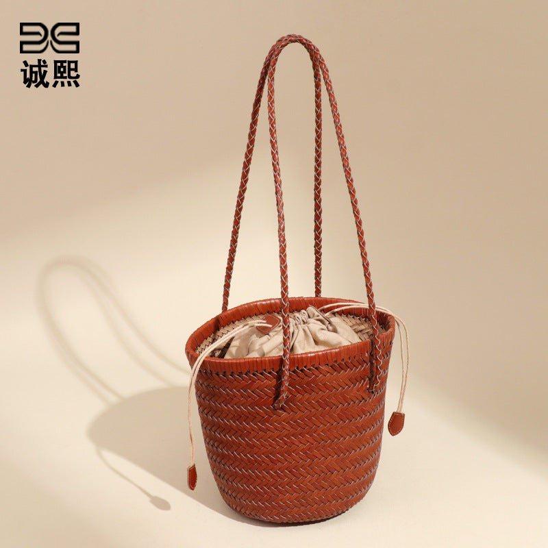 夏季新款真皮编织手提水桶包休闲菜篮沙滩包大容量单肩腋下子母包